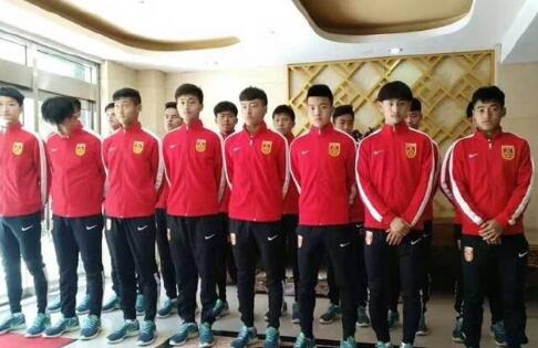 男男撅着屁股在宿舍被调教sp