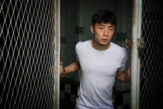 他揉捏她两乳不停呻吟小视频